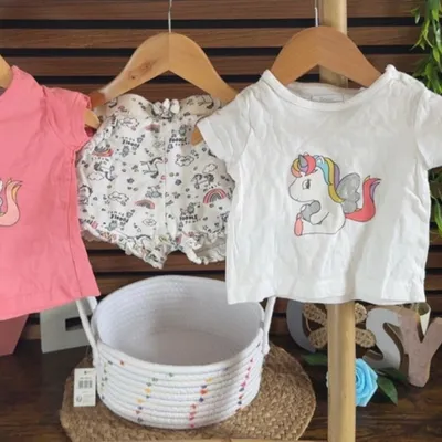 🌸 Ensemble 3 pièces comprenant 2 t-shirts manches courtes 👕👕 et 1 short 🩳